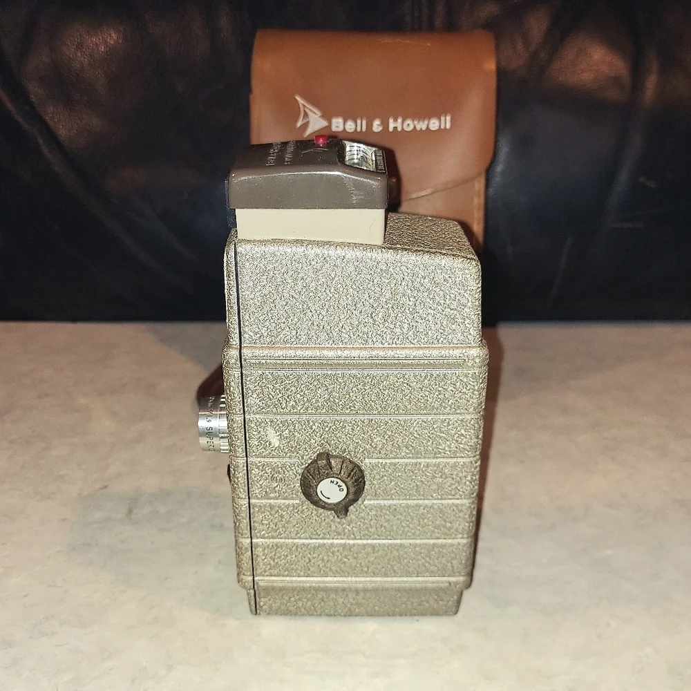 VINTAGE 1940s COLLECTIBLE BELL & HOWELL 319 8mm MOVIE CAMERA SUNOMETER TRI-LENS